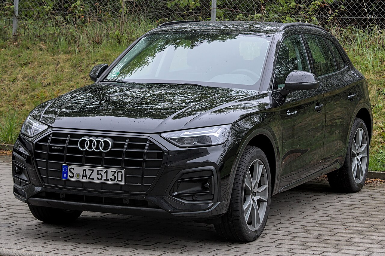 Schwarzer Audi Q5 (FY, Facelift) in der 3/4-Frontansicht