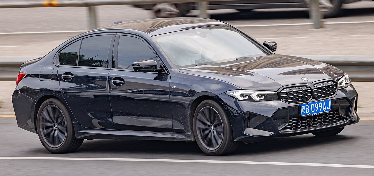 Dunkelblaue BMW 3er Limousine (G20) in der Seitenansicht
