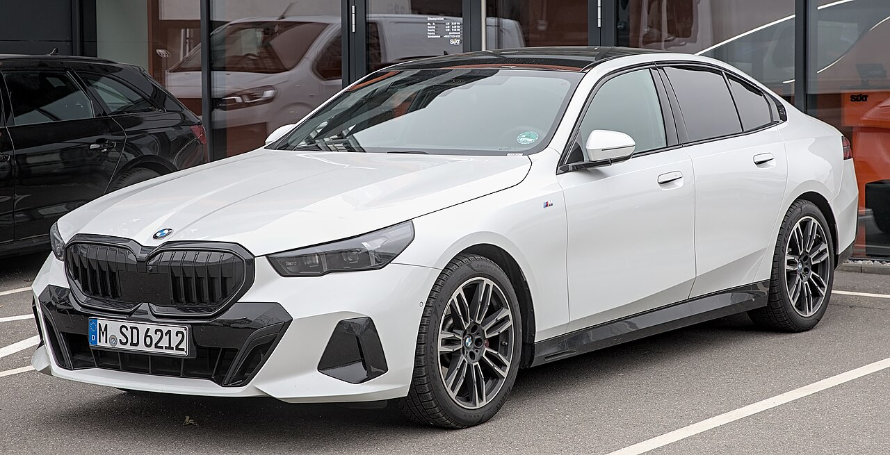 Weißer BMW 520i (G60) in der 3/4-Frontansicht