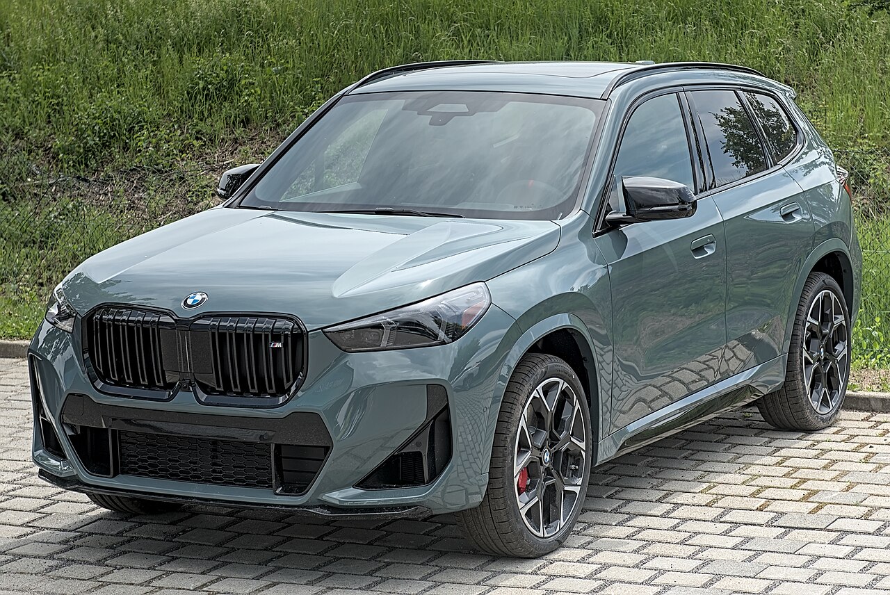 Grauer BMW X1 M35i (U11) in der 3/4-Frontansicht
