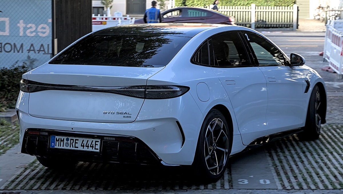 Weißer BYD Seal mit deutschem Kennzeichen von hinten