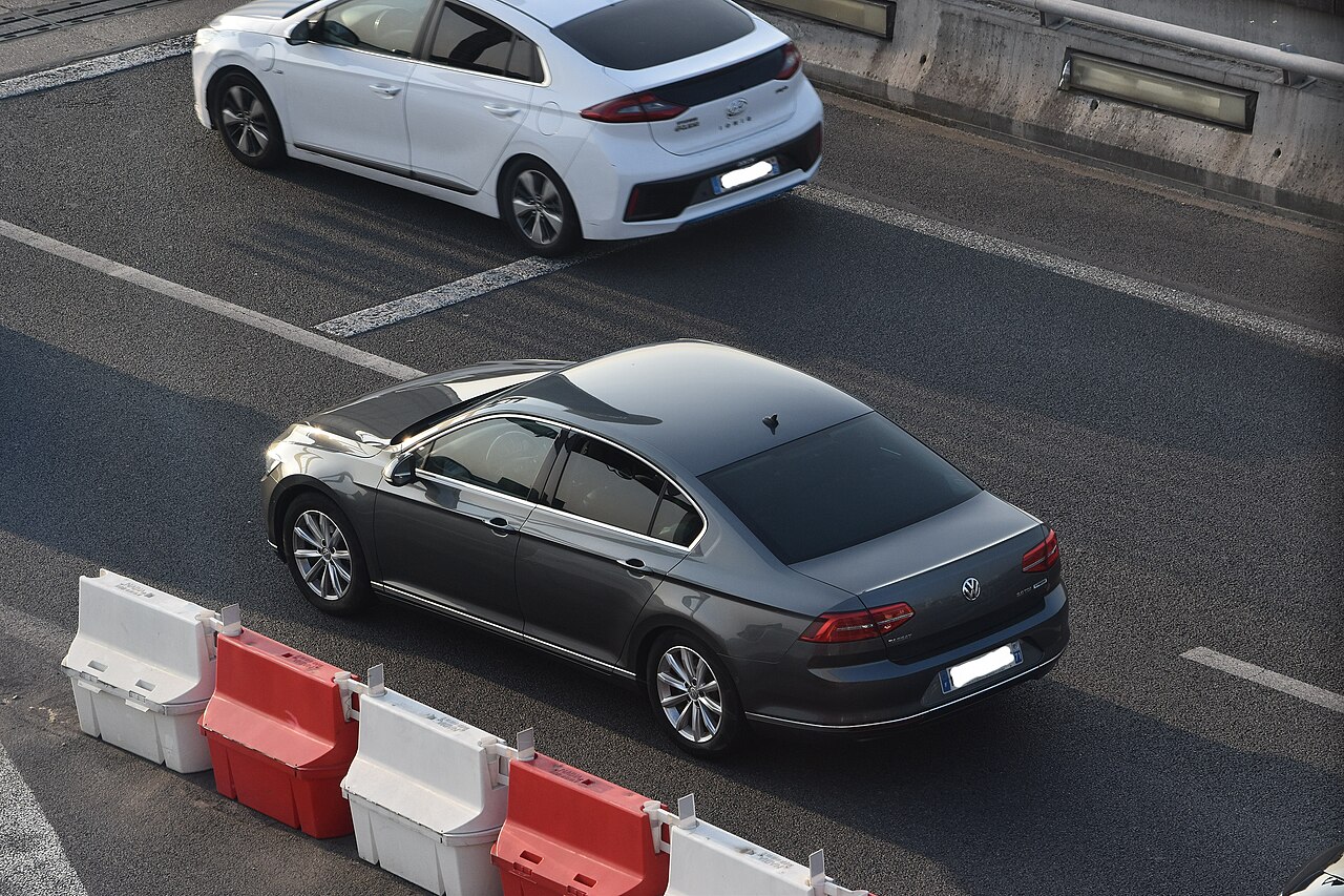 Dunkelgraue VW Passat Diesel-Limousine (TDI) von schräg oben auf der Straße
