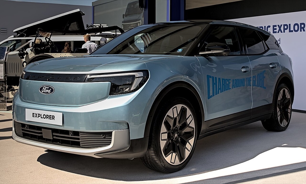 Ford Explorer Electric in Hellblau auf einer Messebühne