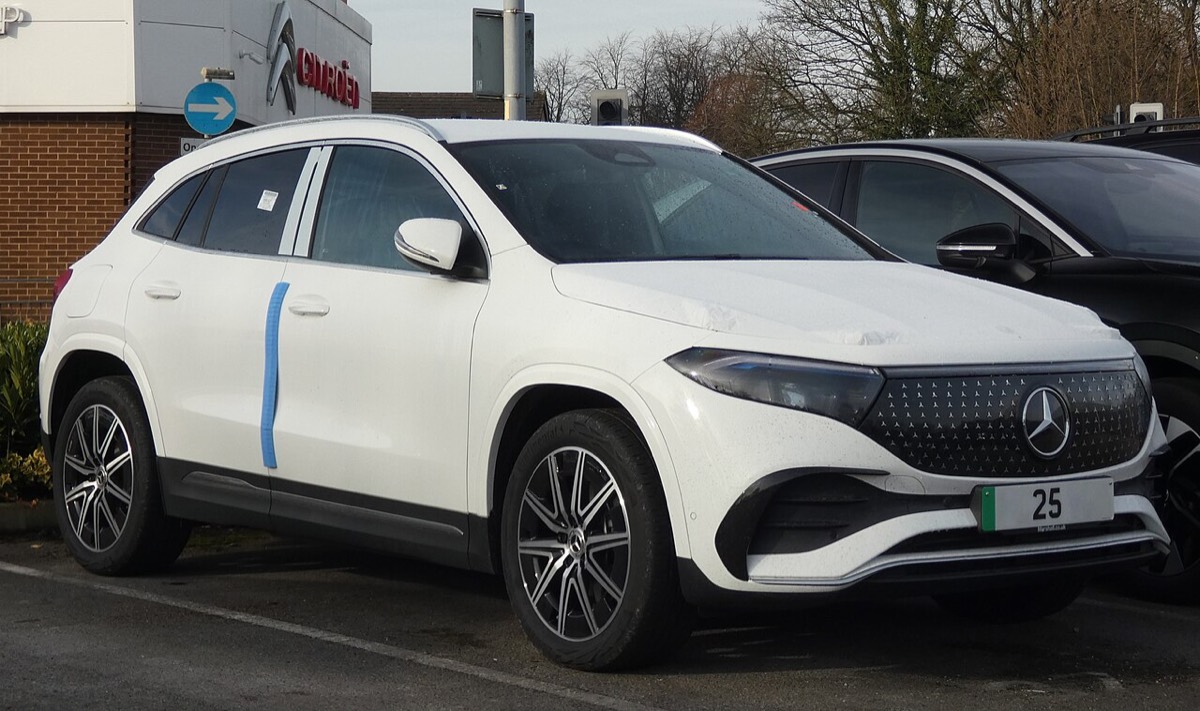 Mercedes-Benz EQA 250+ in Weiß von vorne