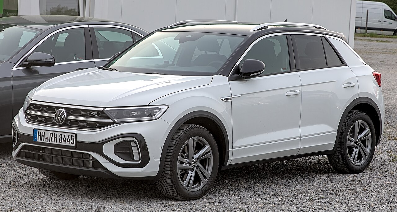 Weißer VW T-Roc (Facelift) in der 3/4-Frontansicht