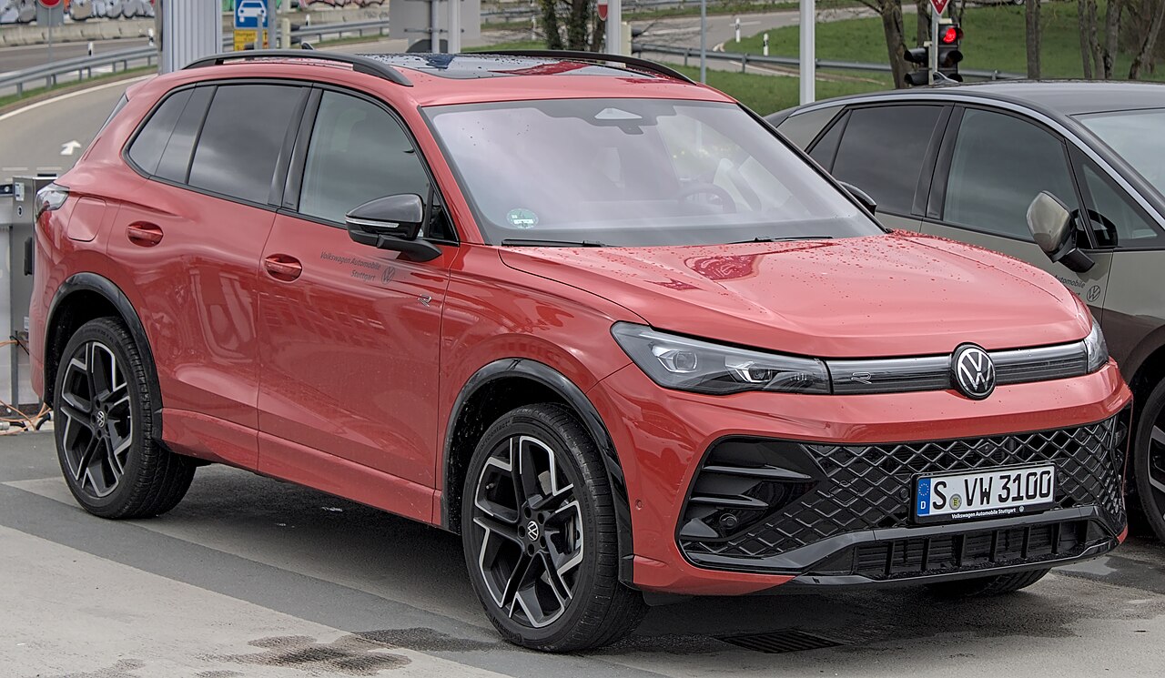 Roter VW Tiguan III in der 3/4-Frontansicht